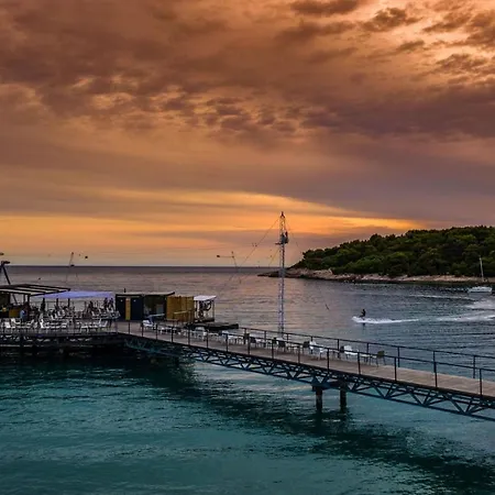 Apt Stoja Beach - 50M From The Sea !! * Pula