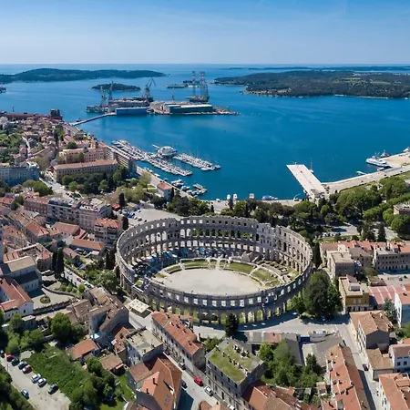 Apt Stoja Beach - 50M From The Sea !! * Pula